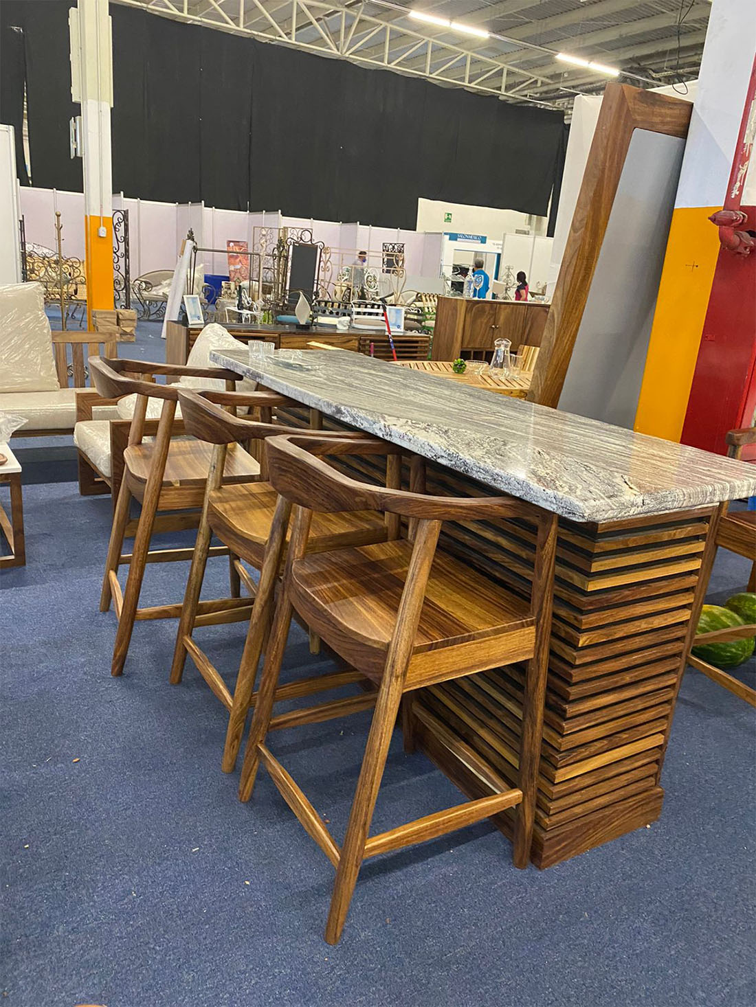 Barra, mueble de parota