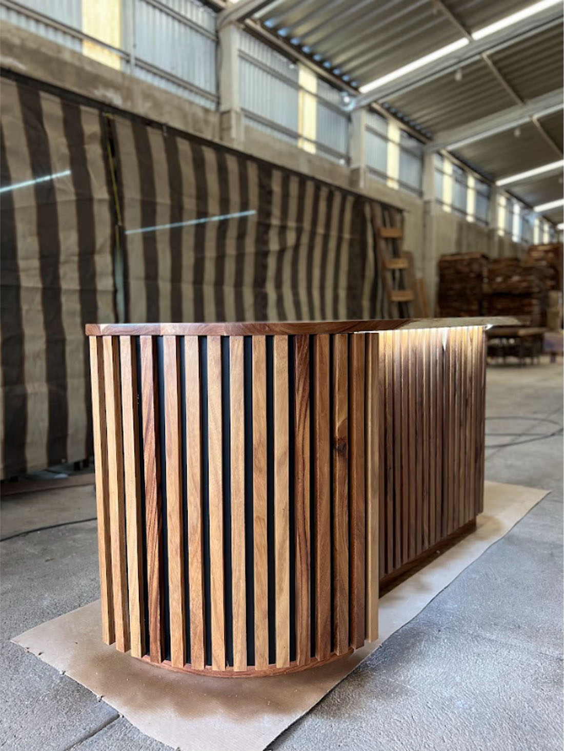 Barra, mueble de parota